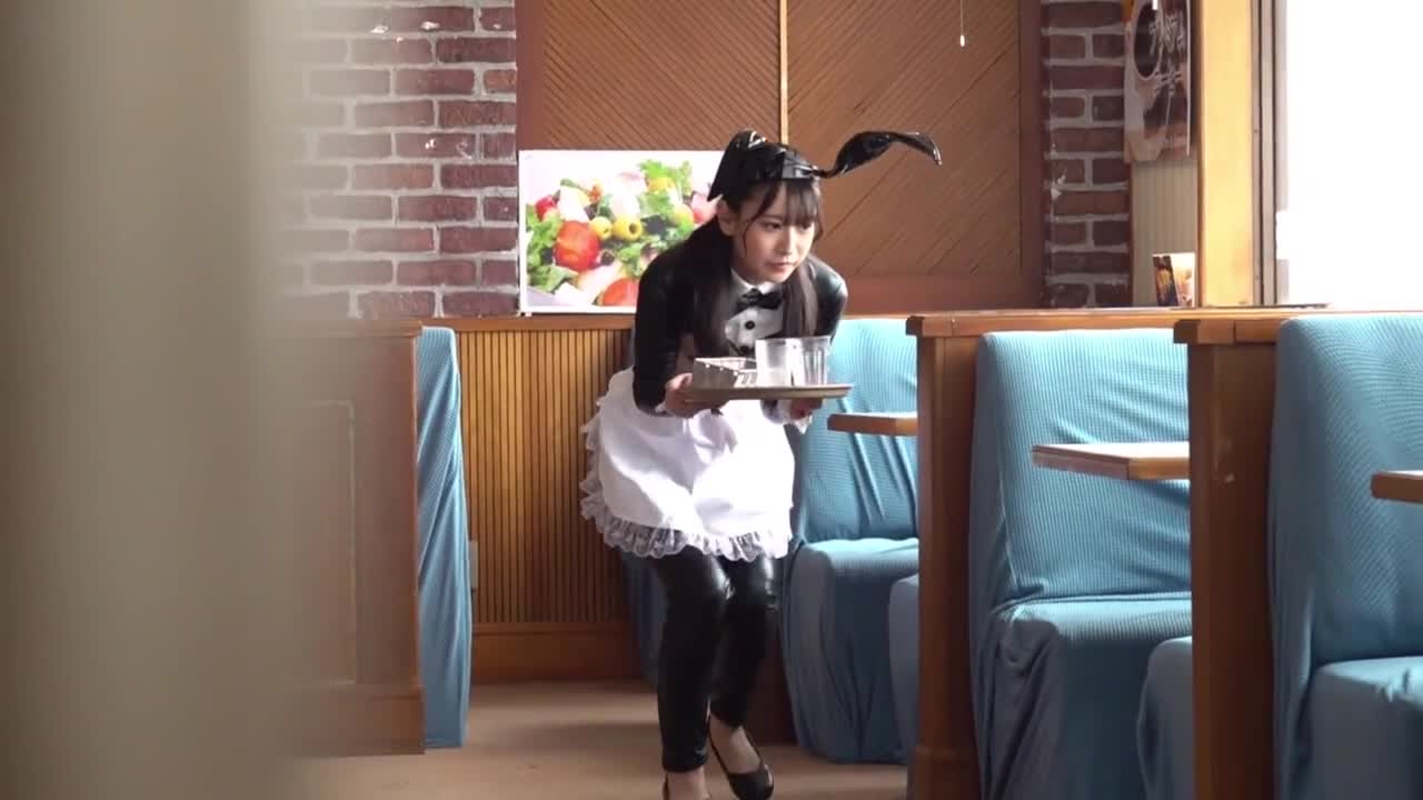 恥辱！ 我被高時薪欺騙了！ 我被迫在一家家庭餐廳工作，作為一隻非常尷尬的落後兔子... 岬野茉夏 - AV大平台 - 中文字幕，成人影片，AV，國產，線上看