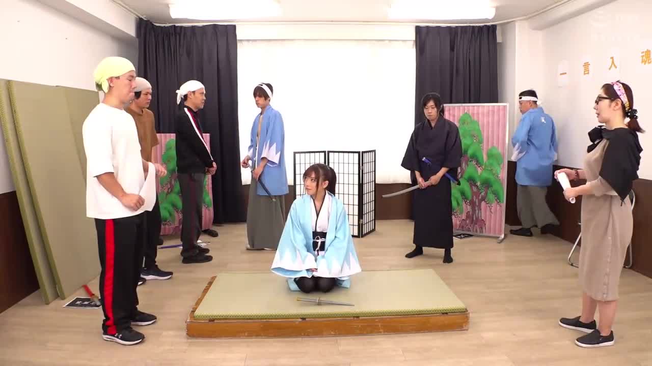 恥辱！ 權力騷擾團的皇帝兼團長，為了讓不會演戲的新人女演員明白角色的感受－切腹，向她傳授裸體表演！ 美少女新選組佐藤汐雄版 - AV大平台 - 中文字幕，成人影片，AV，國產，線上看