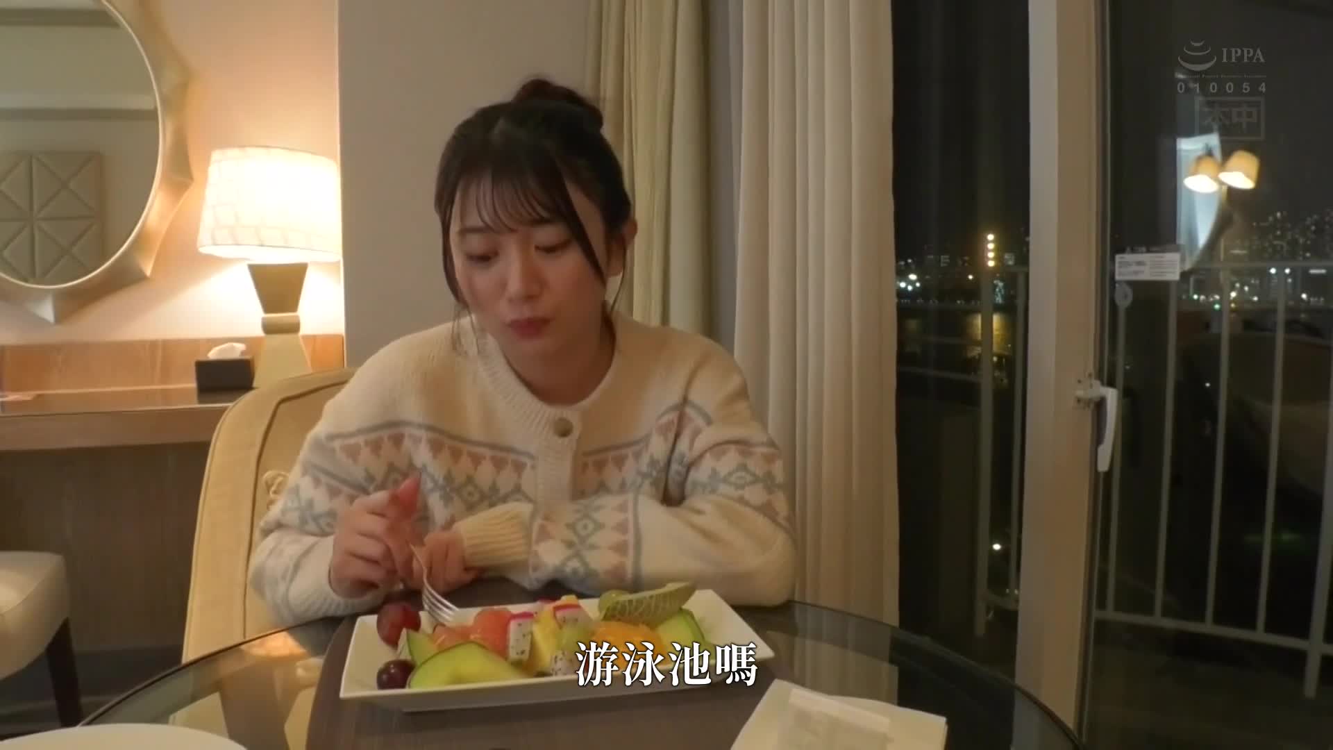 兒子和妻子回老家，我懷著期待約著兒子就讀的幼兒園的可愛嬌小保育老師約會，一開始被拒絕了但隔天她卻突然答應了，在橫濱約會後帶她去附近的旅館，看她表情好像也很期待...北岡果林 - AV大平台 - 中文字幕，成人影片，AV，國產，線上看