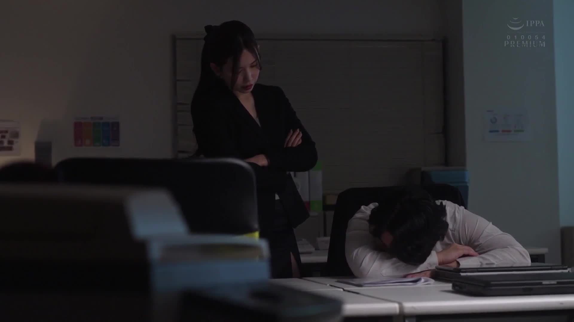 一位總是以上位姿態出現的女上司津紗，透過不穿內褲的絲襪足交，每天都被管理著射精。明里紬 - AV大平台 - 中文字幕，成人影片，AV，國產，線上看