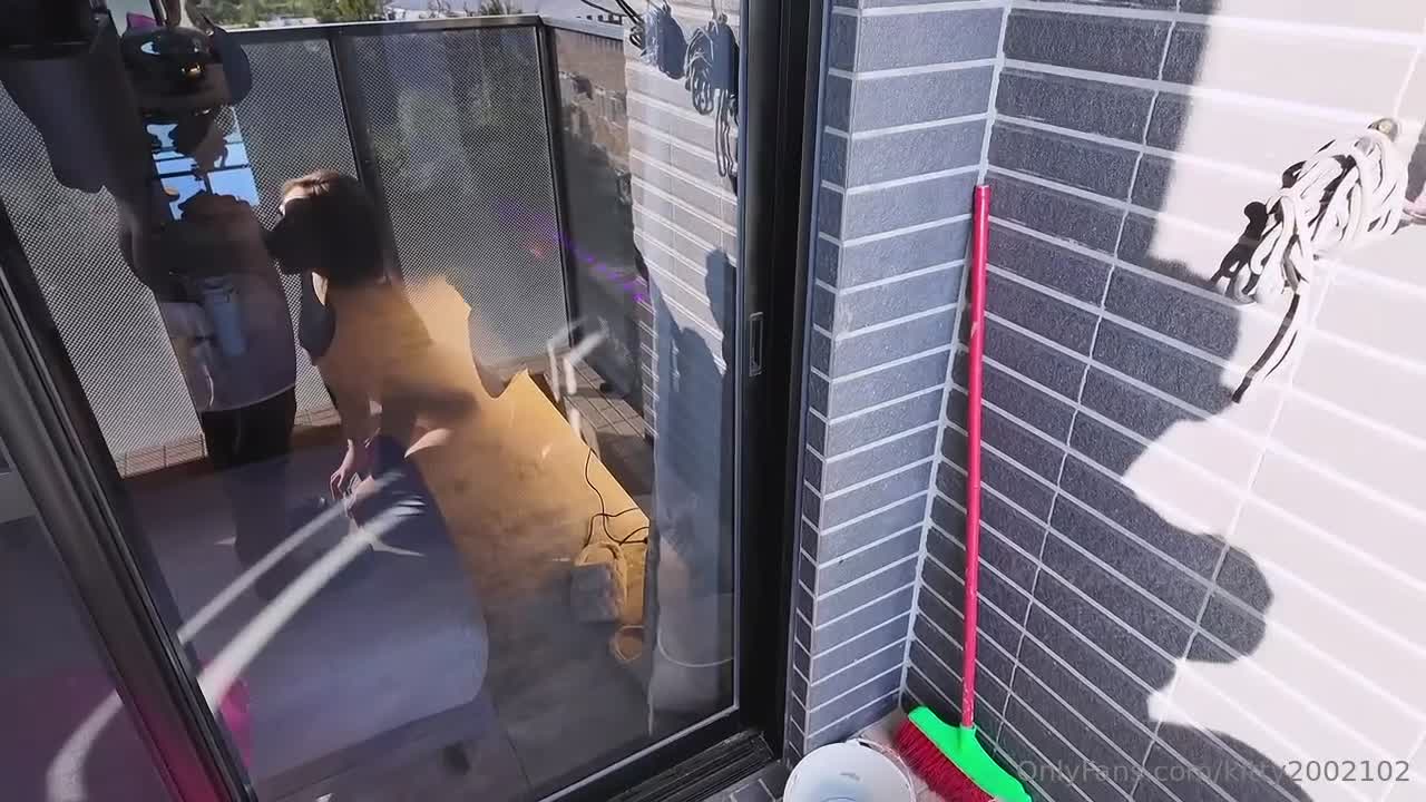 找人裝熱水器，師父說不用收錢，可以用身體…旁邊是幼稚園，大屁股直接朝外晃，小穴都被看到了 - AV大平台 - 中文字幕，成人影片，AV，國產，線上看