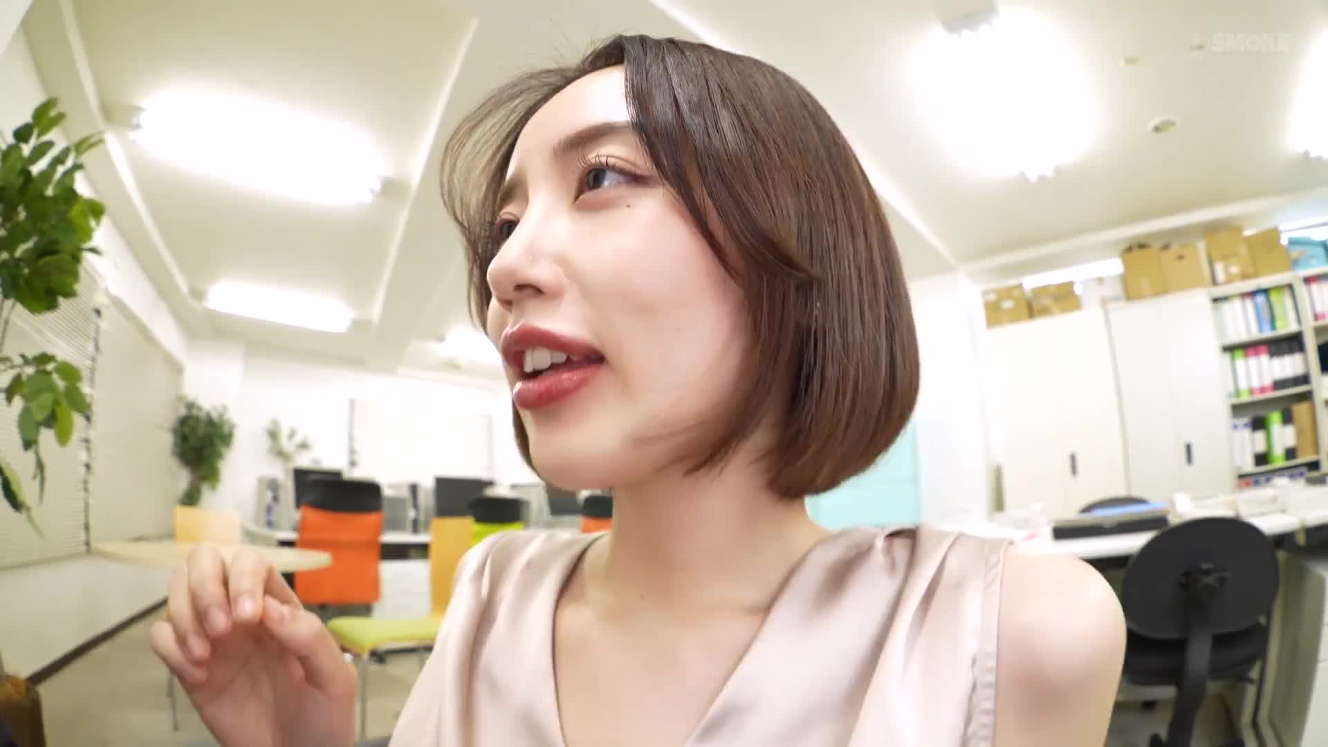 加班時，囊中羞澀的老闆獨自在辦公室，大屁股下屬禦崎環奈把他當成口交妓女來滿足他的性慾，一次又一次地將精液射進他的嘴裡。 - 美咲佳奈 - AV大平台 - 中文字幕，成人影片，AV，國產，線上看