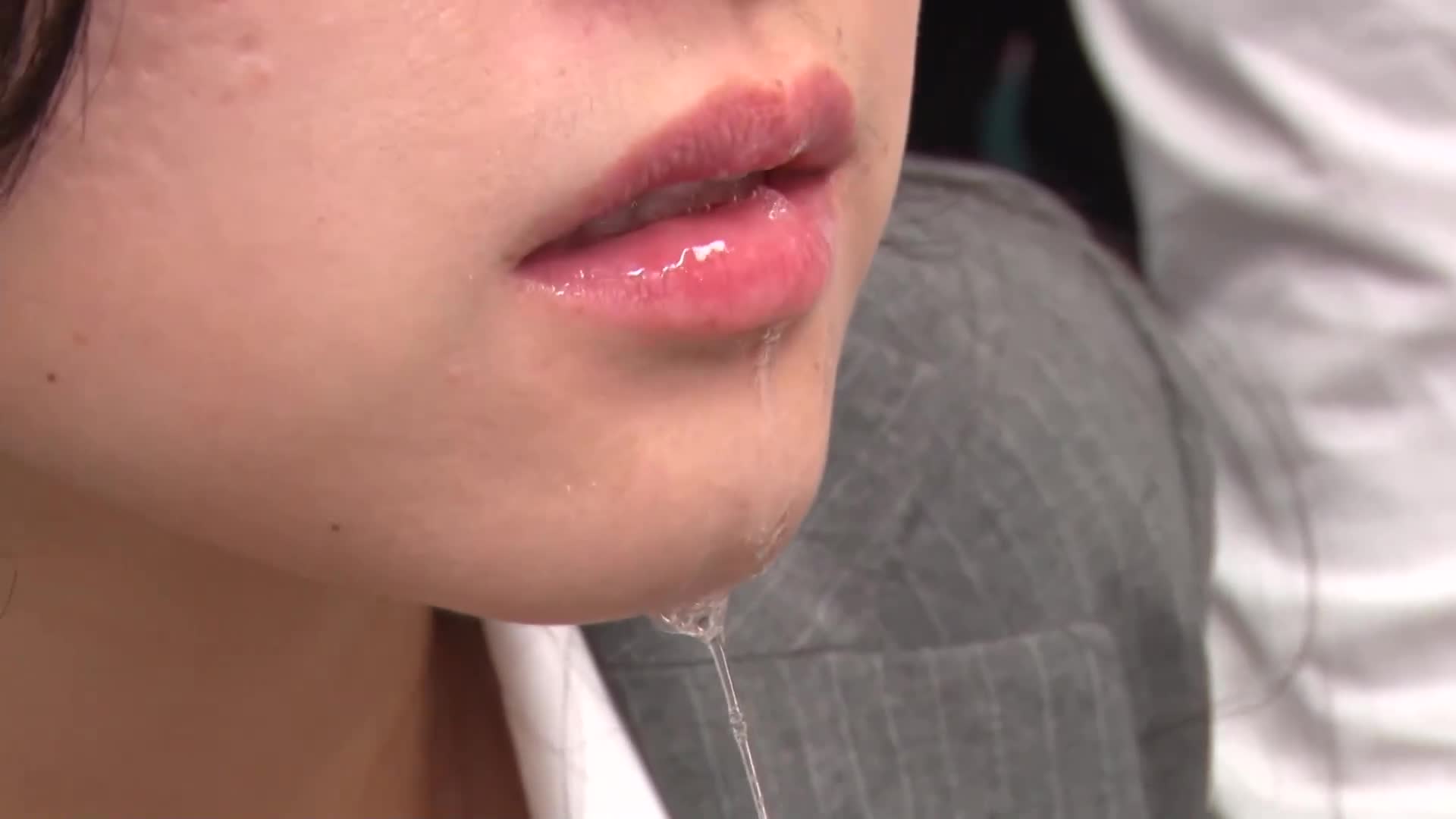 完全穿著內衣的角度！使用能自由移動的光纖鏡頭來刺激敏感的乳頭，即使害羞也會感到興奮的。川上滴、雨村梨花、雨宮逢花 - AV大平台 - 中文字幕，成人影片，AV，國產，線上看