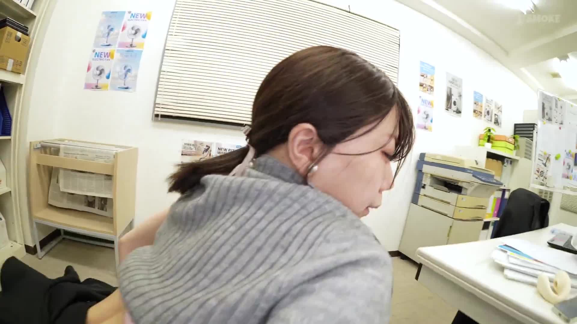 【吸淫邪惡】在加班時的辦公室裡，和猿類上司獨處，被吸引調教著敏感陰蒂的新人無毛女下屬OL日向由奈繼續絕頂潮噴射到腳腿發抖發狂。 - AV大平台 - 中文字幕，成人影片，AV，國產，線上看